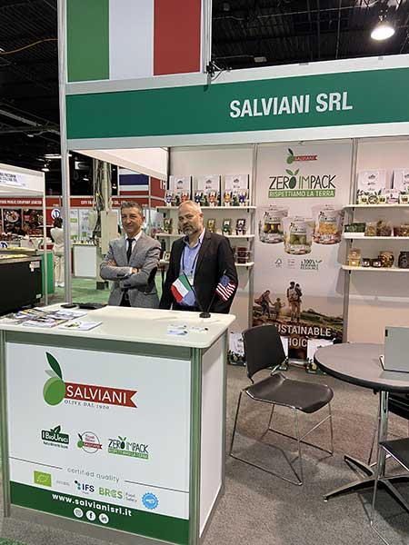 Il direttore commerciale e il responsabile qualità di Salviani alla fiera di Chicago